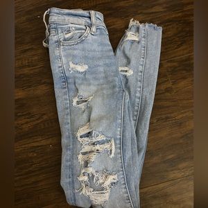 American Eagle Lighwash Skinny Jeans